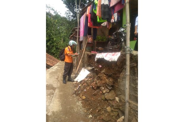 Tanah Longsor Rusak Dua Rumah di Bogor