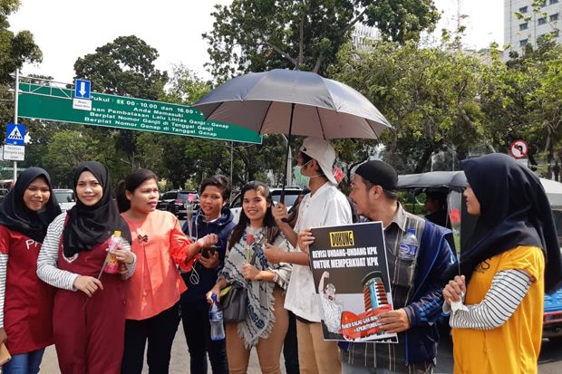 Dukung Revisi UU KPK, RPK Bagikan Bunga di Depan Istana & Monas