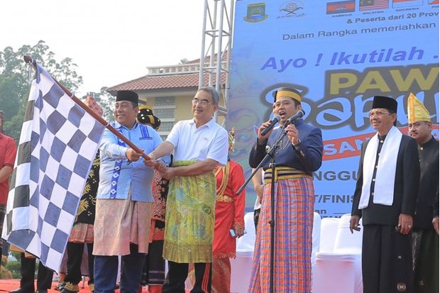 Ribuan Warga Tangerang Ikuti Pawai Sarungan Nusantara