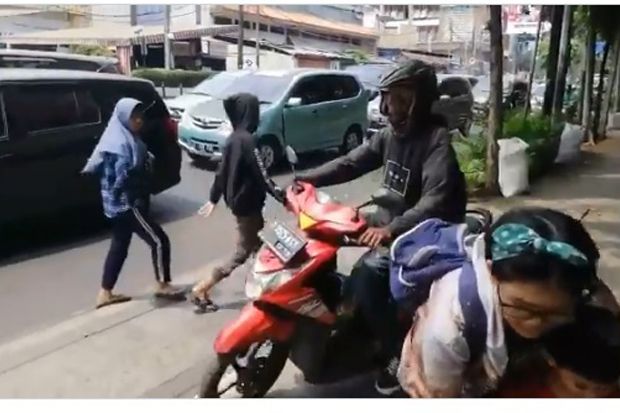 Polisi Ciduk Pemotor Viral karena Bersikap Kasar ke Pejalan Kaki di Trotoar