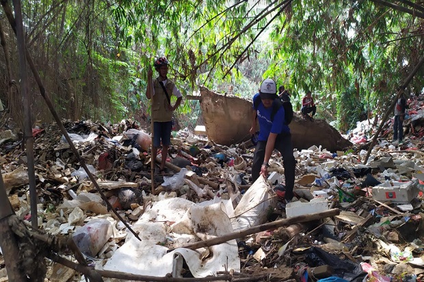 Tertutup Sampah, Sungai Kalibaru di Bogor Nyaris Berubah Jadi Daratan