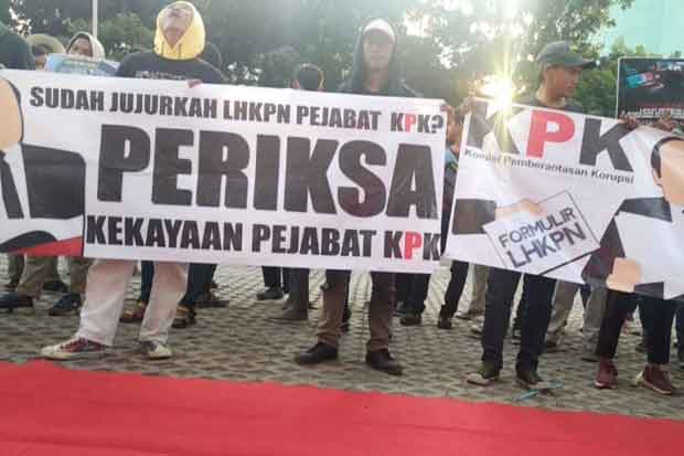 Gelar Aksi, Corong Rakyat Gelar Karpet Merah di depan KPK