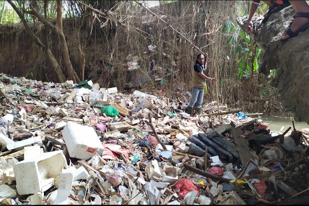 Bersihkan Sampah di Sungai Kalibaru, Pemkab Bogor Kekurangan Personel