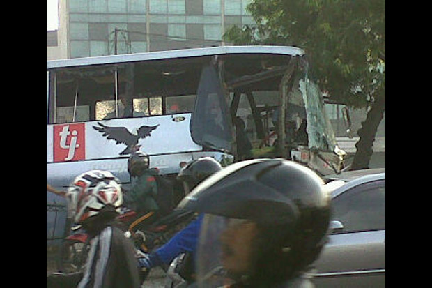Hilang Konsentrasi, Bus Transjakarta Tabrak Pembatas Jalan di Slipi