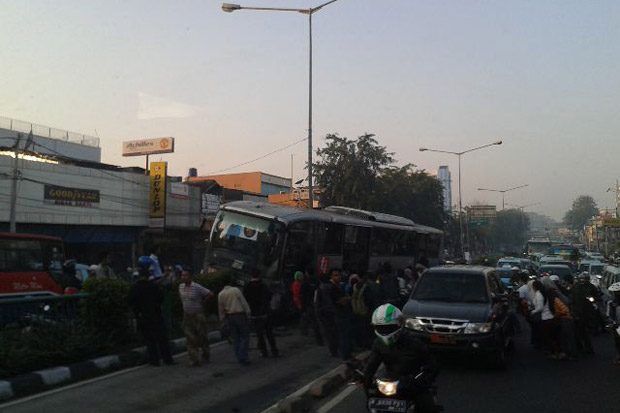 Kecelakaan di Slipi, Transjakarta Sebut Sopir Hindari Ranting Jatuh
