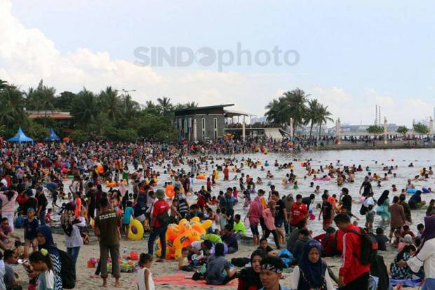 Anies Buka Lebaran Anak Yatim di Pantai Lagoon Ancol