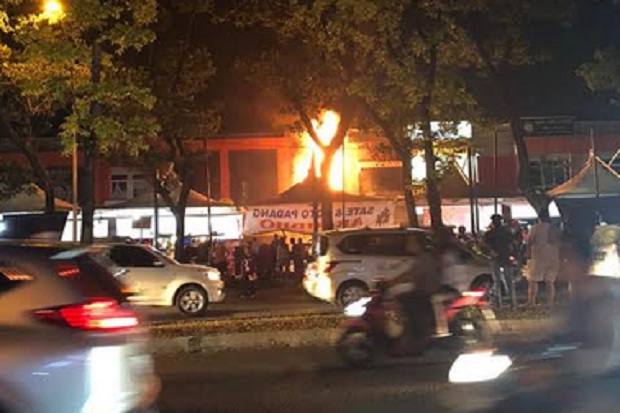 2 Ruko Pasar Modern Bintaro Terbakar, Pengunjung Berhamburan