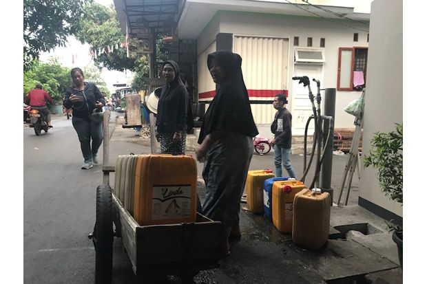 PAM Jaya Salurkan Dua Tangki Air Bersih di Kalideres