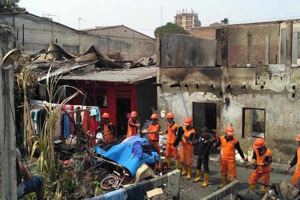 Bersihkan Sisa Kebakaran di Jatinegara, Ratusan Petugas PPSU Dikerahkan