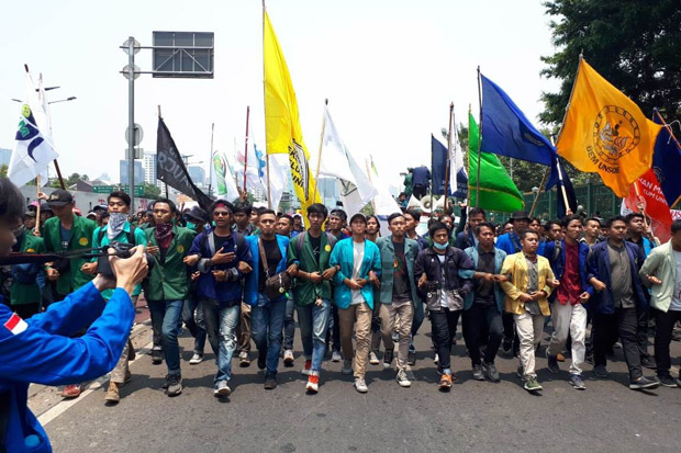 Tolak RKUHP, Ribuan Mahasiswa UNJ Berdatangan ke Gedung DPR RI