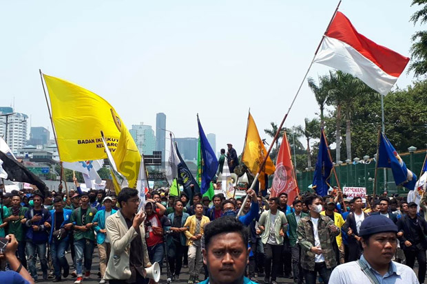 Ruas Jalan Gatsu Ditutup, Ribuan Mahasiswa Long March ke Gedung DPR RI