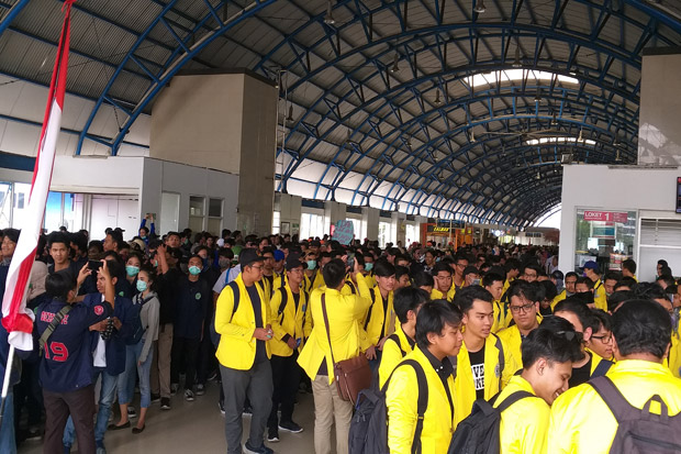 Massa Mahasiswa Mengalir ke Gedung DPR, Stasiun Palmerah Penuh Sesak