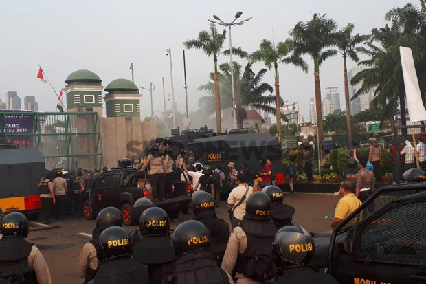 Unjuk Rasa di Depan Gedung DPR Ricuh, Polisi Lepaskan Gas Air Mata