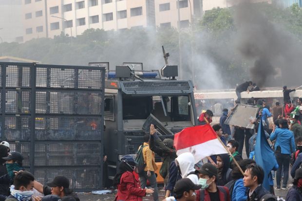 Ricuh Polisi vs Mahasiswa di DPR, 3 Anggota Polri Terluka
