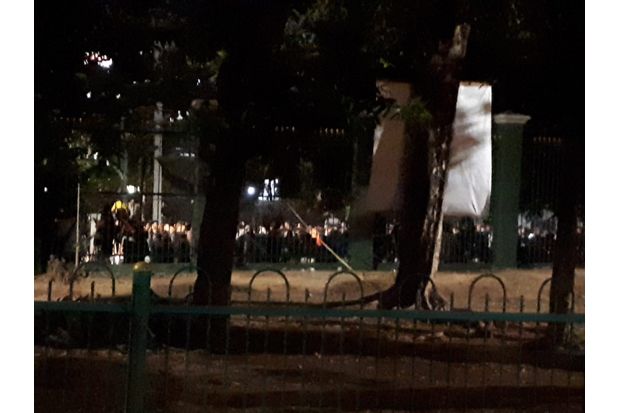 Polisi Kembali Bentrok dengan Mahasiswa di Belakang Gedung DPR