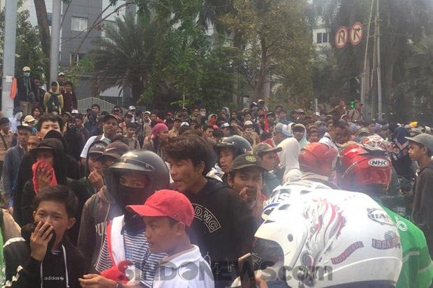 Pelajar SMK Bergerak ke Gedung DPR, Polisi Tembakan Gas Air Mata