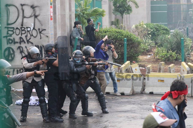 Demo di DPR, Tembakan Gas Air Mata Polisi Dibalas Pelajar dengan Petasan