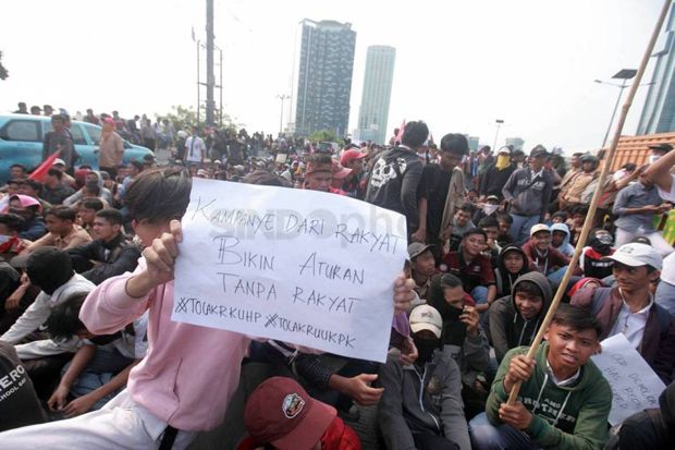 Bentrok Pelajar STM vs Polisi, Motor Wartawan Okezone Dibakar
