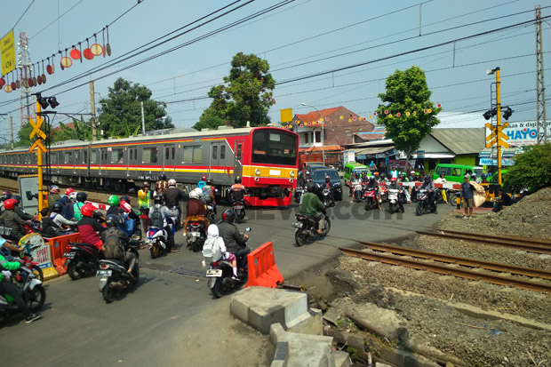 Evakuasi KRL Tabrak Mobil di Depok Selesai, Perjalanan KA Kembali Normal