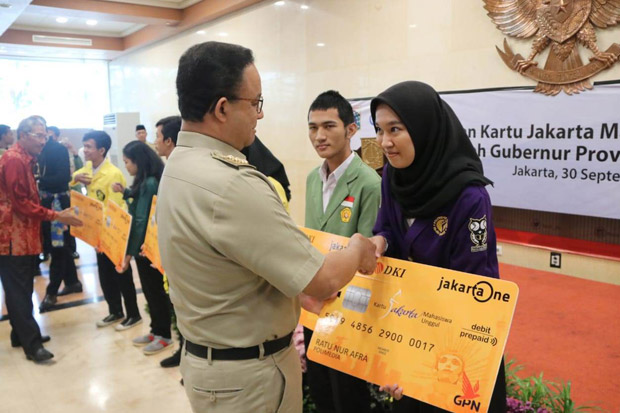 Anies Bagikan Kartu Mahasiswa Unggul ke 5.061 Mahasiswa se-Jakarta