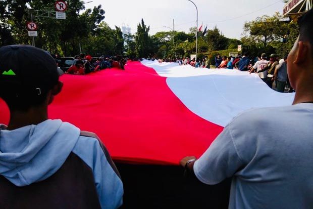 MPD dan Srikandi Milenial Long March Membawa Bendera Raksasa