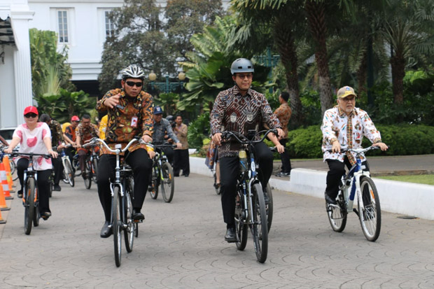 Hari Batik Nasional, Anies Ajak Pejabat DKI Bersepeda Pakai Kemeja Batik
