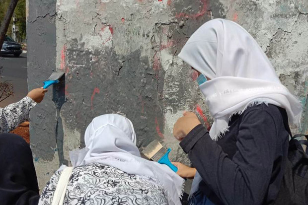 Usai Demo, Mahasiswa dan Pelajar Kompak Bersihkan Vandalisme di DPR