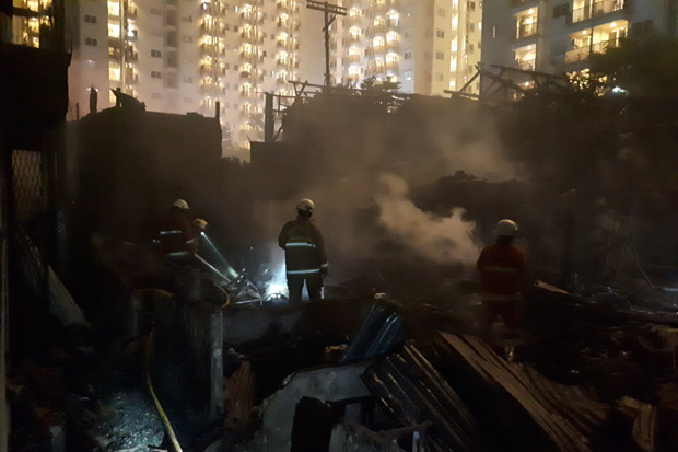 Kebakaran di Cawang, 3 Warga Dilarikan ke Rumah Sakit