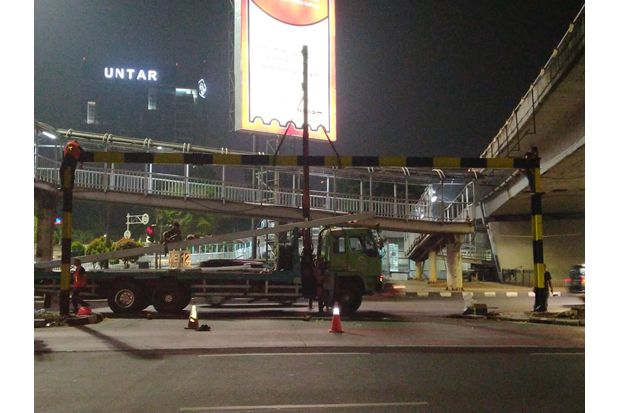 Dinas Bina Marga DKI Jakarta Lakukan Perbaikan JPO Rusak