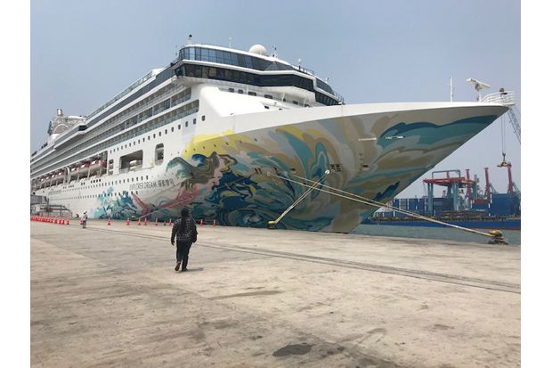 Kapal Pesiar Explore Dream Berlabuh di Pelabuhan Tanjung Priok