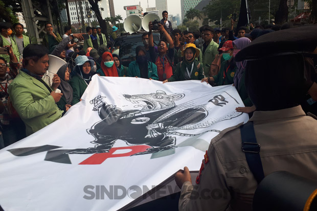 Demo di Istana Membubarkan Diri, Mahasiswa Hadiahi Polisi Poster