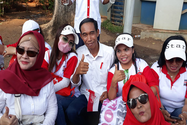 Tanpa Pengawalan, Begini Kedekatan Jokowi Bersama Emak-emak di Patung Kuda