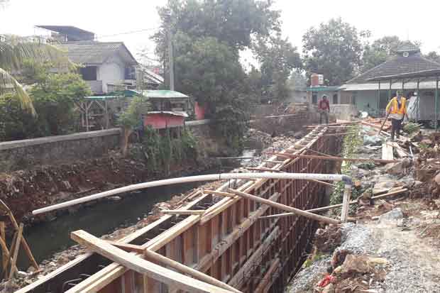 Antisipasi Banjir, Tangsel Bangun Turap di Kali Taman Mangu