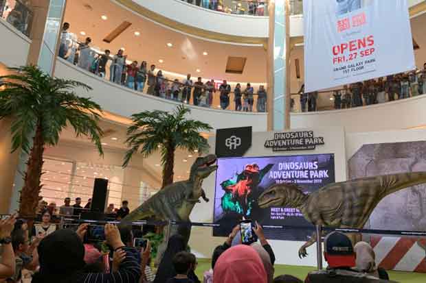 Dinosaurs Muncul di Pusat Perbelanjaan Kota Bekasi