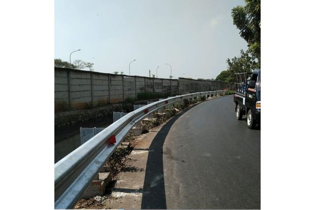 Pemkot Jaktim Pasang Pasang Besi Pembatas Jalan Sepanjang 512 Meter