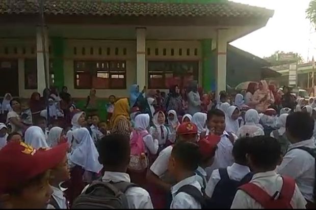 Sekolah Disegel Ahli Waris, Ratusan Siswa SD di Bekasi Panjat Pagar