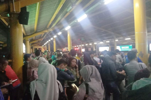 Imbas Tawuran Warga di Stasiun Manggarai, Penumpang KRL Menumpuk