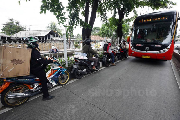 Membahayakan, PT Transjakarta Kecam Pengendara Terobos Busway