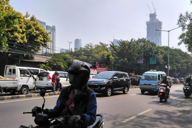 Kemacetan Parah di Jalan Prof DR Satrio Dipicu Perbaikan Trotoar