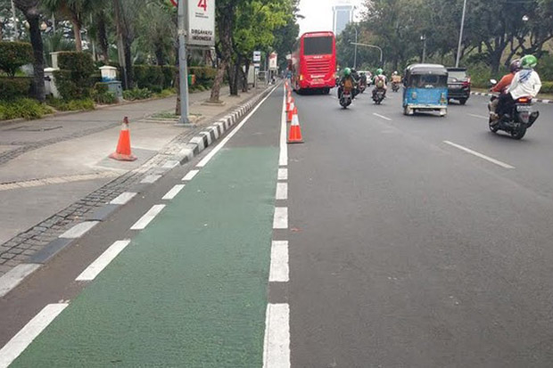 Jalur Sepeda di Depan Pasar Pramuka Tertutup Parkiran Mobil