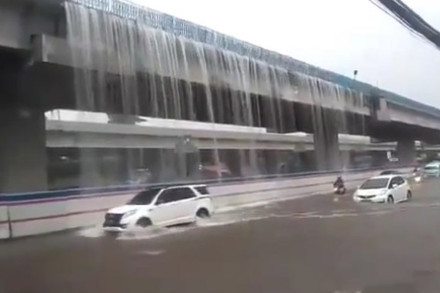 Viral, Air Terjun Dadakan Muncul di Tol Becakayu Kalimalang