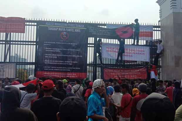 Mahasiswa Demo Soal Nikel, Lalin di Depan Gedung DPR Tersendat