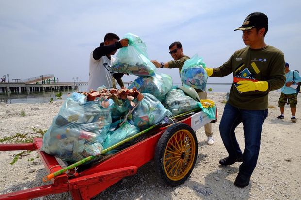 Puluhan Karyawan Jasa Raharja Bersihkan Sampah di Laut Pulau Pramuka