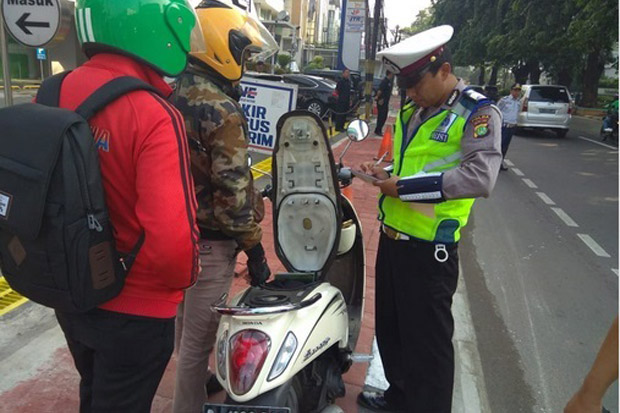 Serobot Jalur Sepeda, Polisi Mulai Tilang Pengendara Sepeda Motor