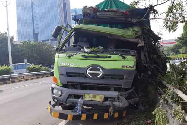 Terlibat Kecelakaan di Tol Cawang-Grogol, 2 Truk Rusak Parah