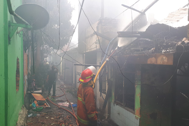 Rumah di Kembangan Selatan Terbakar, Lima Mobil Damkar Dikerahkan