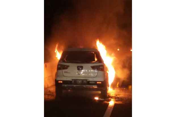 Mobil Putih Arah Bandara Terbakar di Tol Pluit