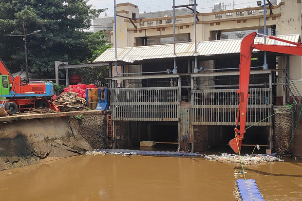 Pascabanjir, Petugas Angkut 36 Kubik Sampah di Pintu Air Manggarai