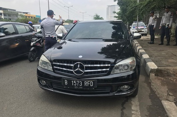 Satu Jam Razia Mobil Tunggak Pajak, Samsat Jakbar Kumpulkan Rp13 Juta