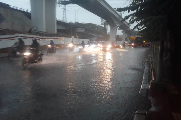 Diguyur Hujan Deras, Jalan Letjen MT Haryono Cawang Tergenang 20 Cm